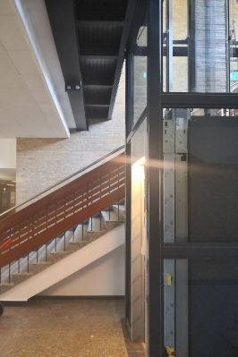 neuer Aufzug mit Podest Referenz 02 Bild 2